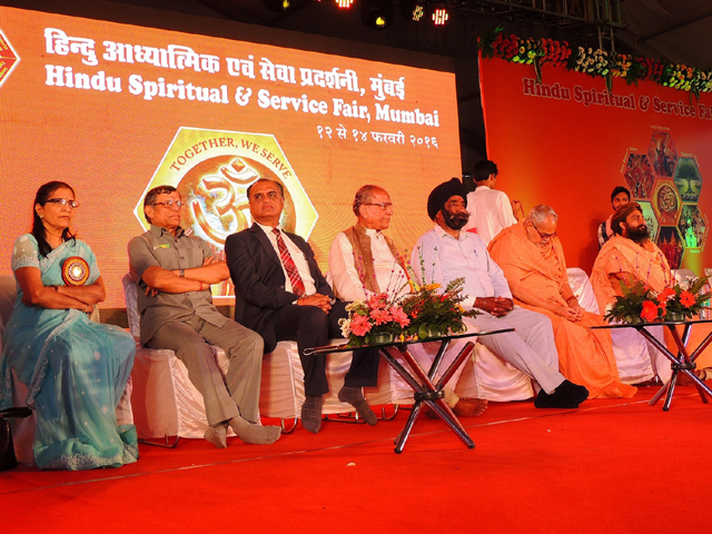 4522_1455436361_Dr-Alka-Mandke,-S-Gurumurthy-with-revered-saints-at-‘HINDU-SPIRITUAL-AND-SERVICE-FAIR’-2016